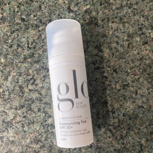 Glo skin beauty moisturizing tint LIGHT